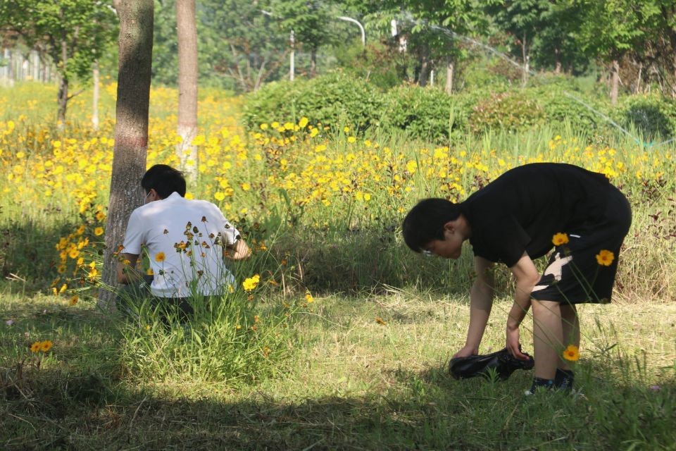 同学们清理渭河边垃圾.jpg